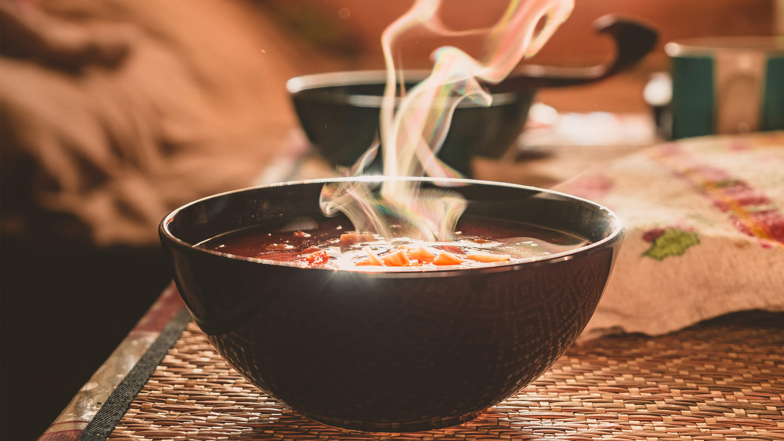 Dampfende Suppe in einer Schüssel